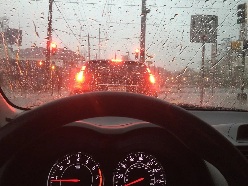 Dirigir na chuva: 12 cuidados para uma condução segura