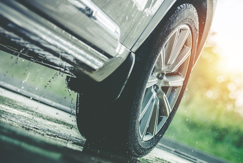 o que fazer se o carro aquaplanar ao dirigir na chuva